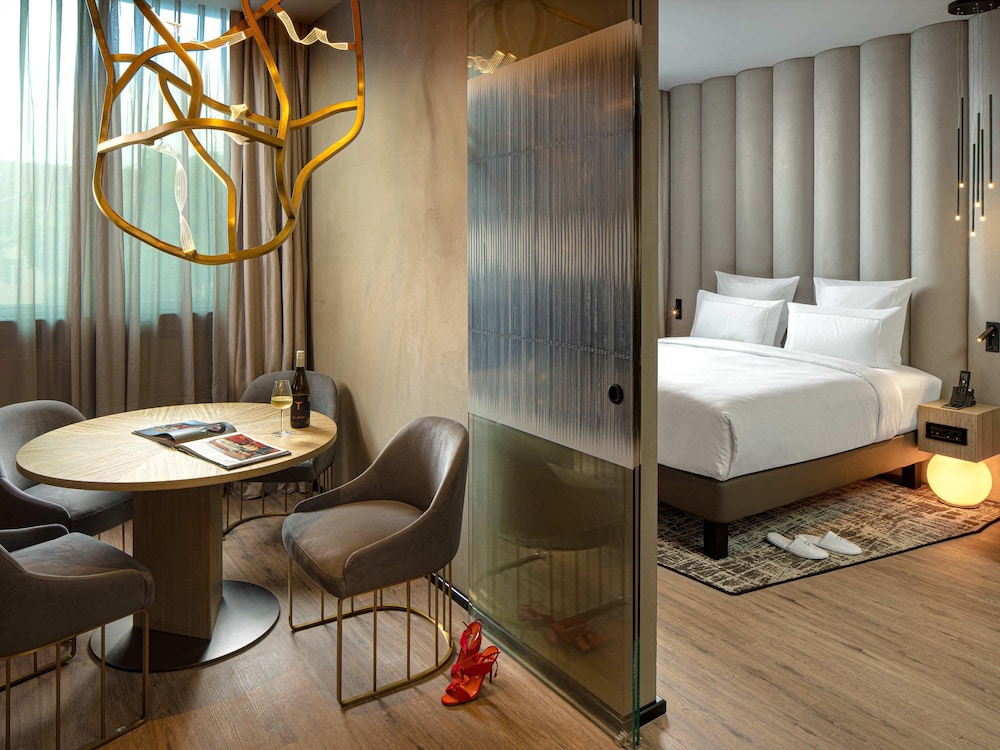 Deluxe Suite, 1 King Bed, Balcony - Photo 3