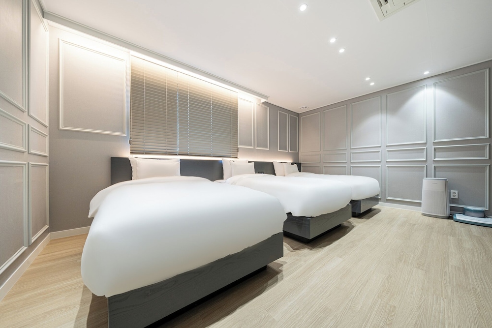 Signature Triple Room - Photo 1