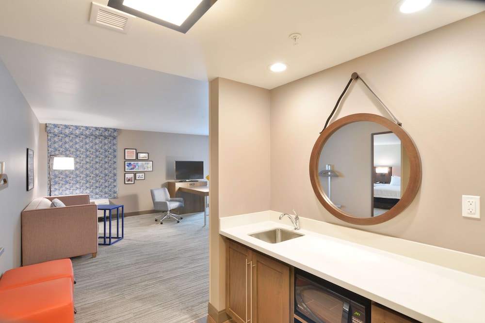 Studio, 1 King Bed, Refrigerator & Microwave (Wet Bar) photo 3