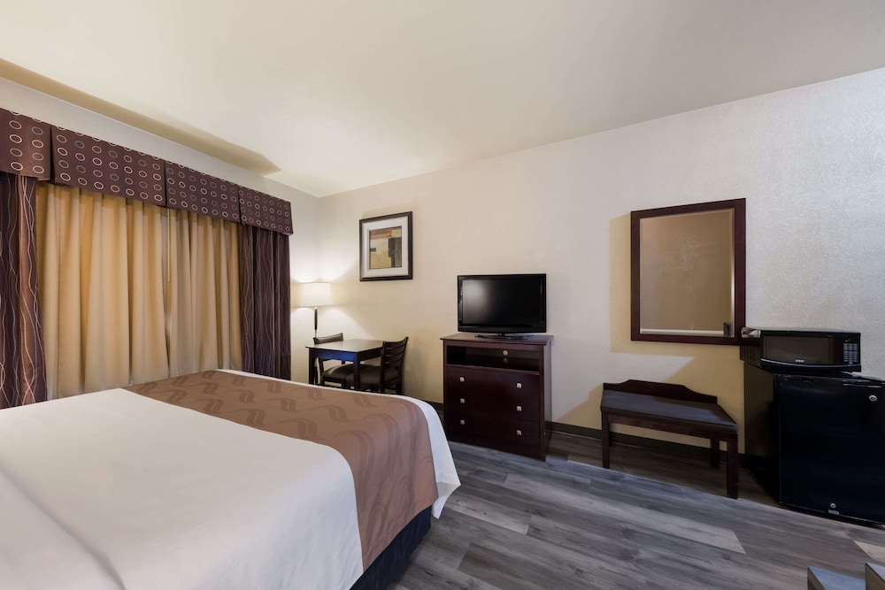 Standard Room, 1 King Bed, Non Smoking, Jetted Tub photo 2