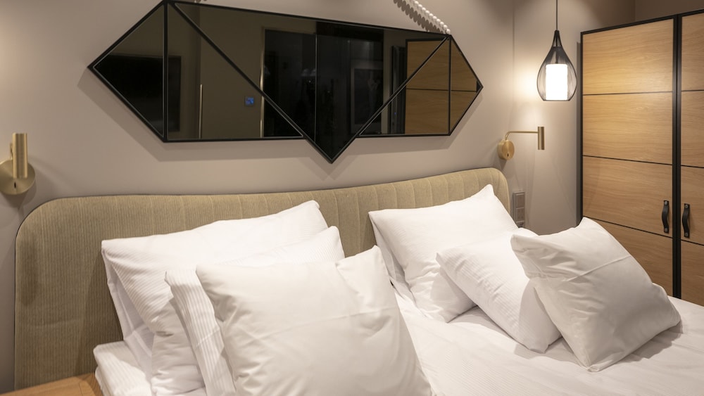 Room, 1 King Bed (Solo Up) photo 3