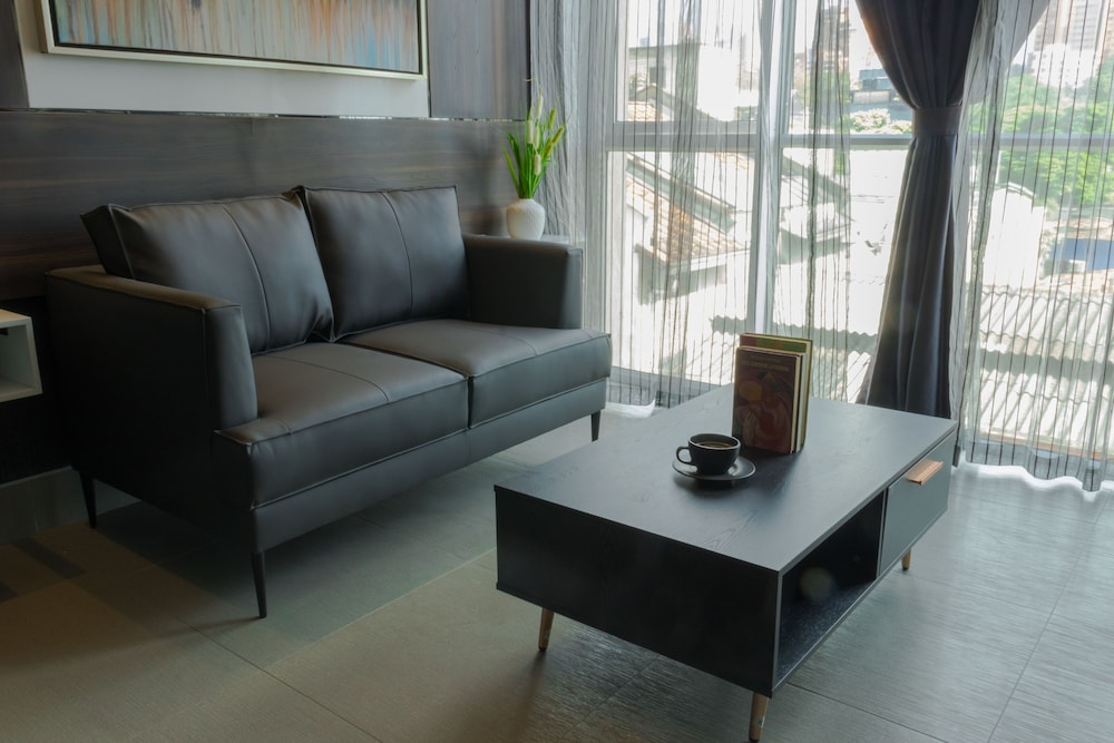 Room with small living room - Photo 2