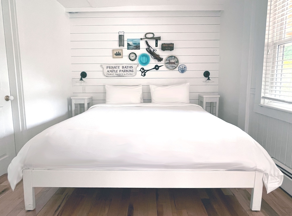 Deluxe Room, 1 King Bed photo 1