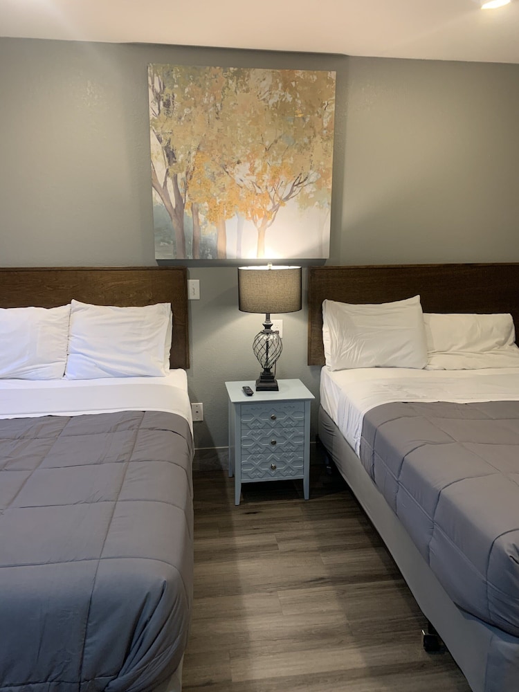 Standard Double Room, Ensuite (2 Double Beds ) - Photo 1