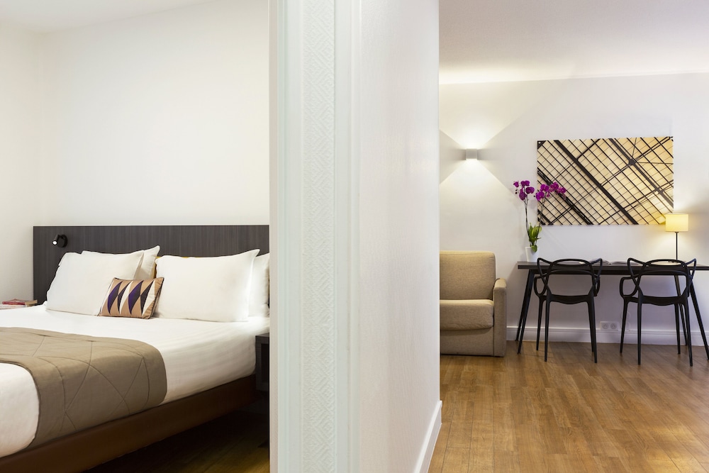 1-Bedroom Eiffel Tower View photo 2