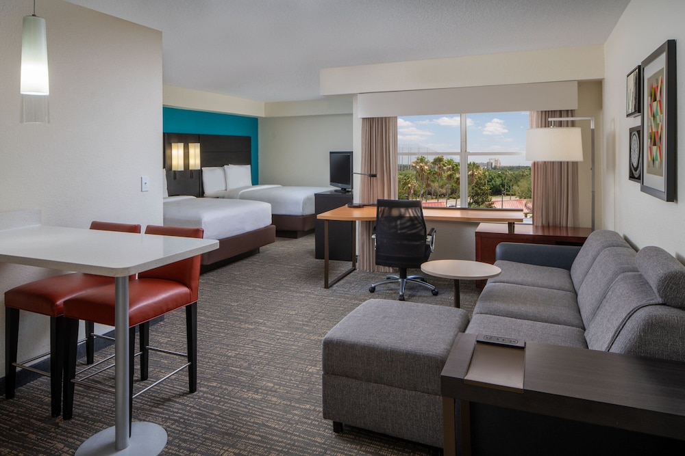 Suite, 1 Bedroom (Mobility/Hearing Access, Roll-In Shwr)