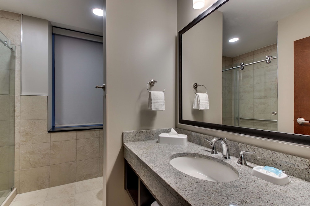 Deluxe Room, 2 Queen Beds, Refrigerator & Microwave (Upper Floor) photo 2