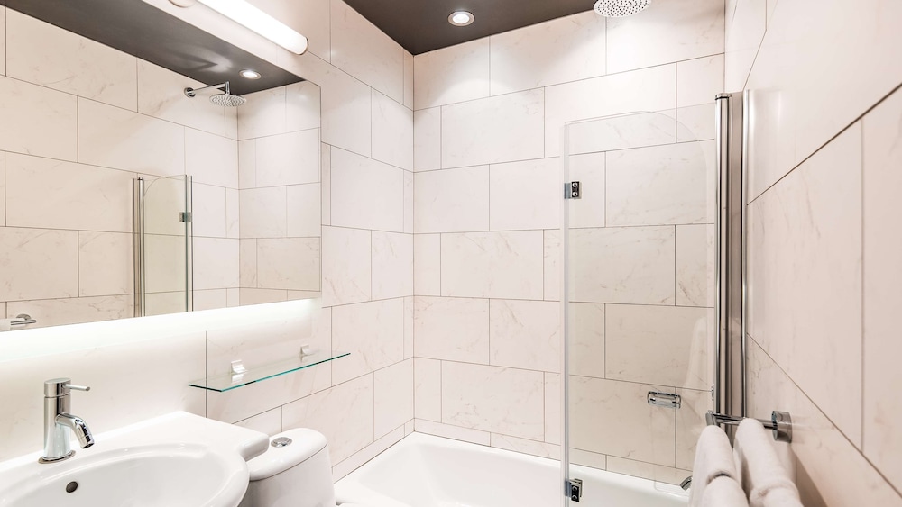 Signature Room, 1 King Bed, Non Smoking, Balcony, Refrigerator & Microwave (Larger Room) - Photo 8
