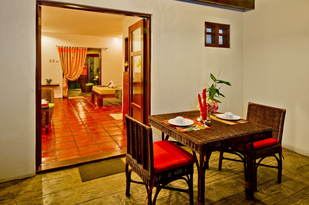 Suite, 1 Queen Bed, Garden Area photo 1