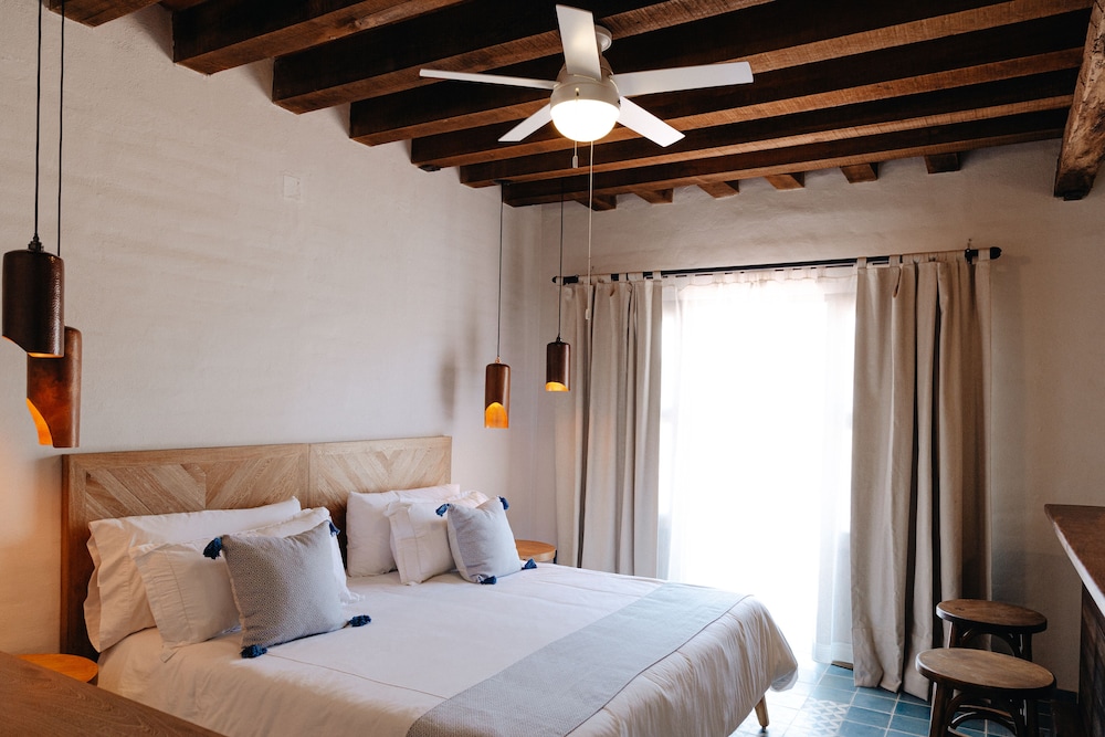 Deluxe Room, 1 King Bed with Sofa bed photo 1
