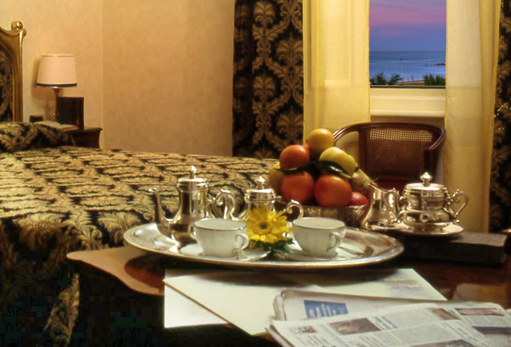 Standard Double or Twin Room - Photo 2