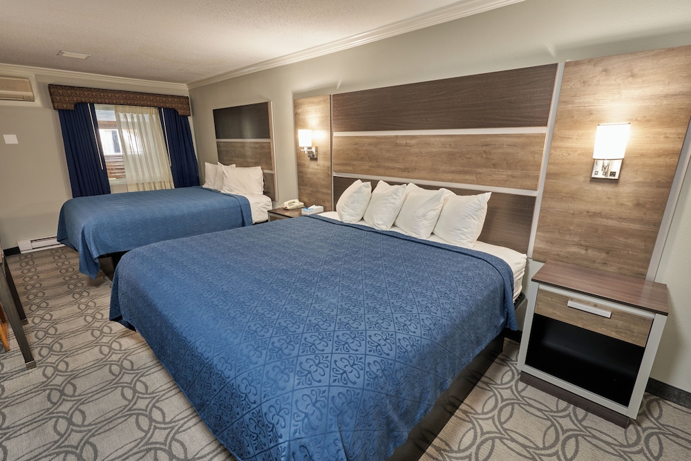 Deluxe Room, 1 King Bed and 1 Queen Bed with Pool View photo 3