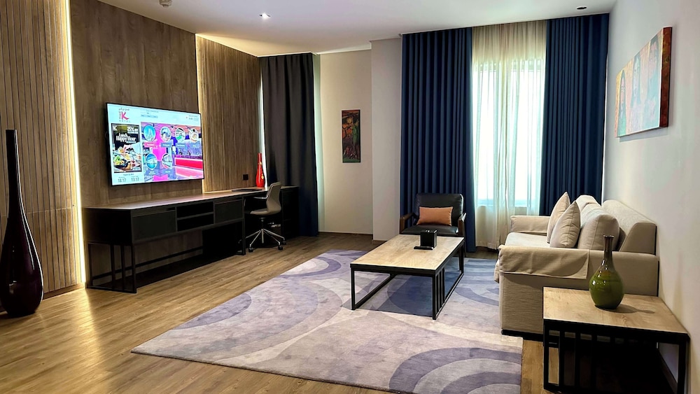 Premium Suite, 1 King Bed, Non Smoking, Kitchen (Separate Living Room, Full Kitchen) - Photo 10