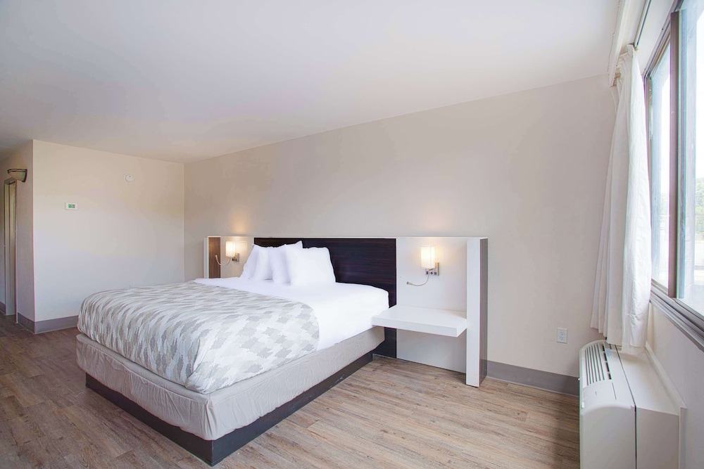 Suite, 1 King Bed, Non Smoking, Jetted Tub - Photo 3