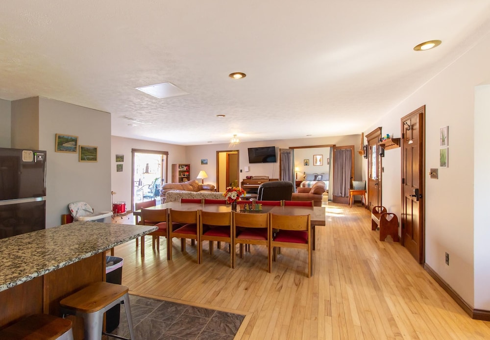 Private Retreat w Pool Hot Tub and Dining Hall, Foto 38