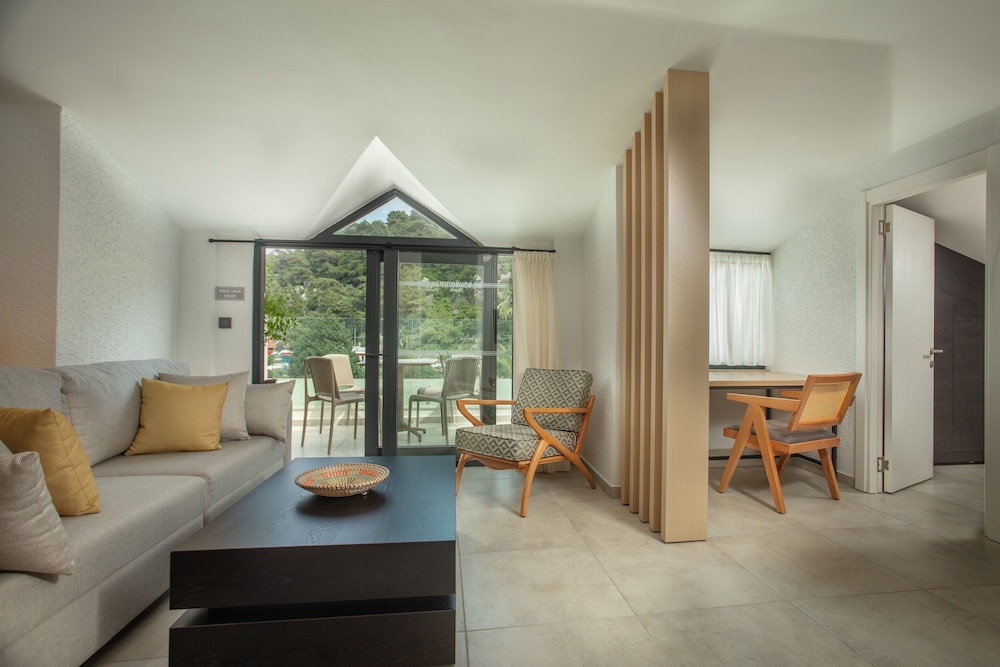 Superior Loft, 2 Bedrooms, Jetted Tub, Annex Building photo 1