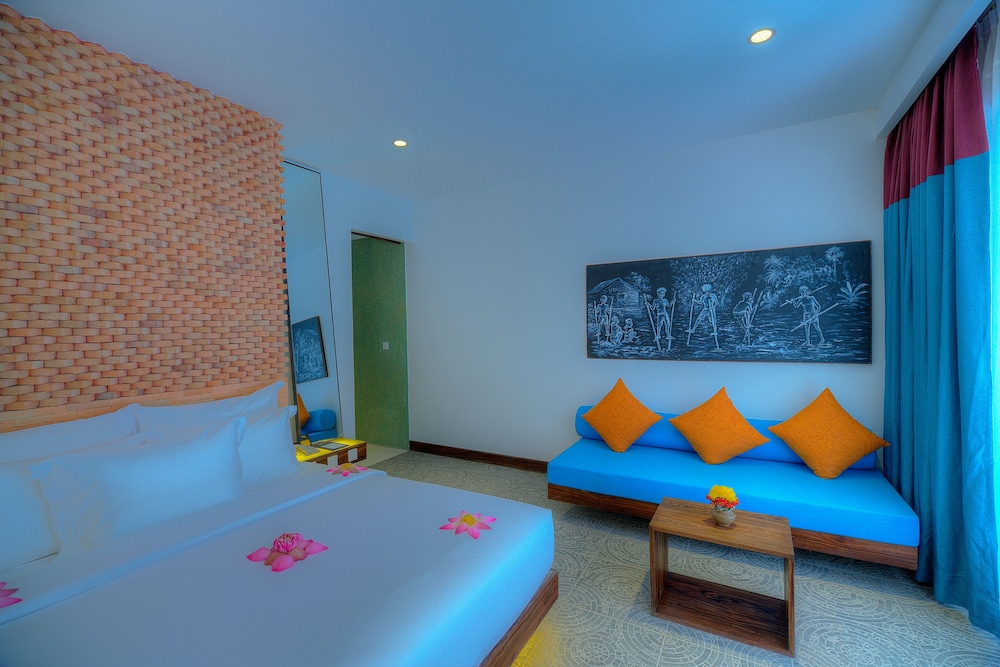 Premier Suite, 1 King Bed, Pool View photo 3