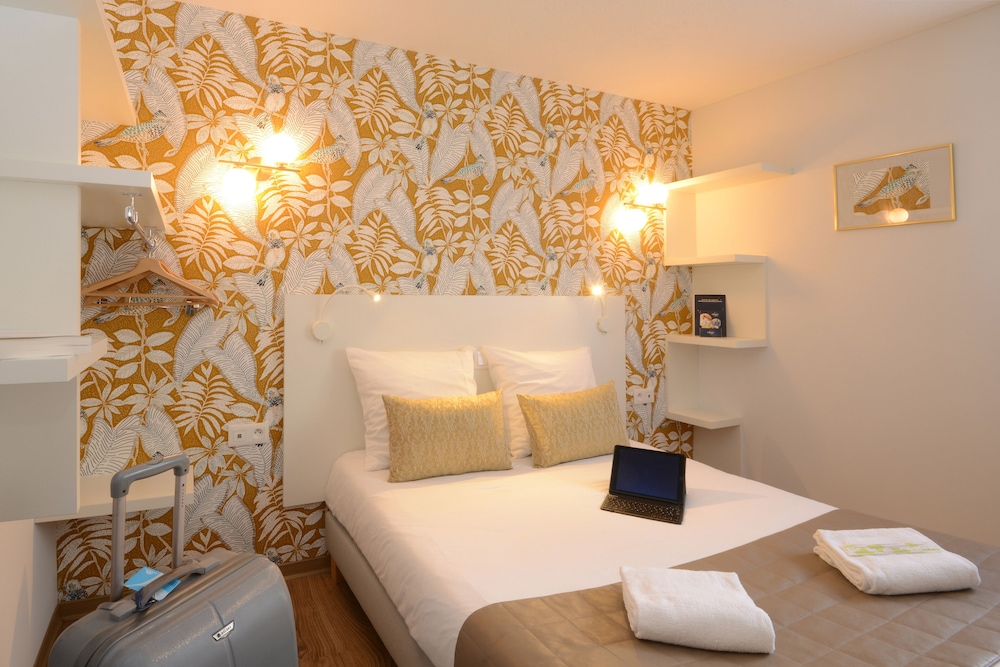 Renovated Double Room thumbnail 6