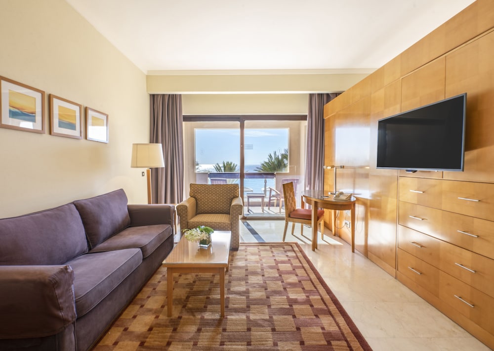 Suite, 1 Bedroom, Smoking, Pool View - Photo 7
