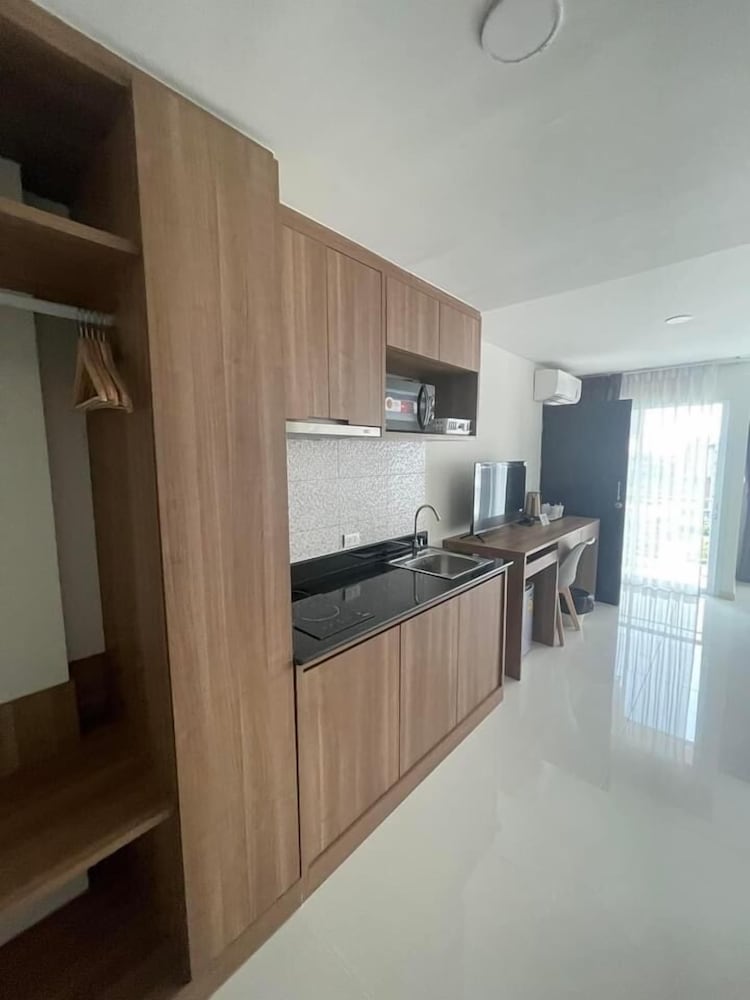 Deluxe Twin Room, Balcony, City View photo 2