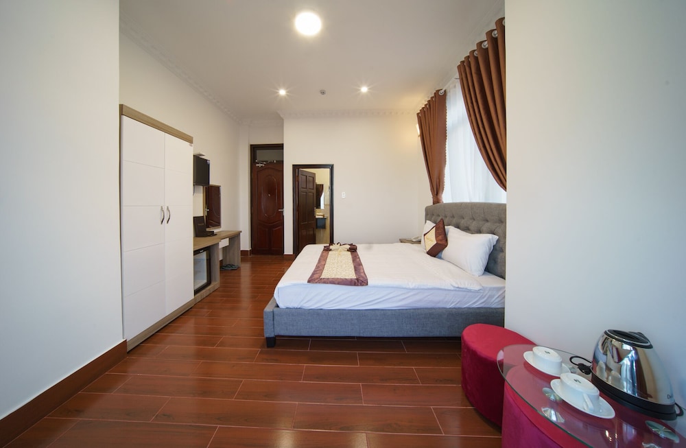 Deluxe Room with Window - Photo 6