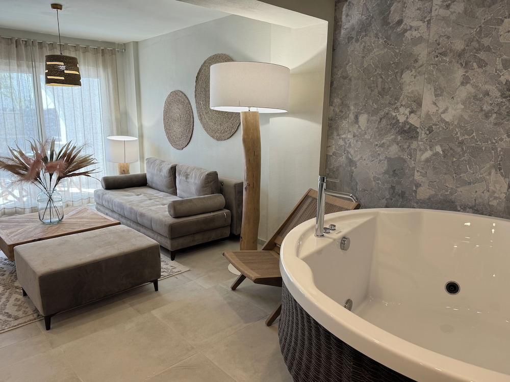 Earth Suite with Indoor Hot Tub photo 2