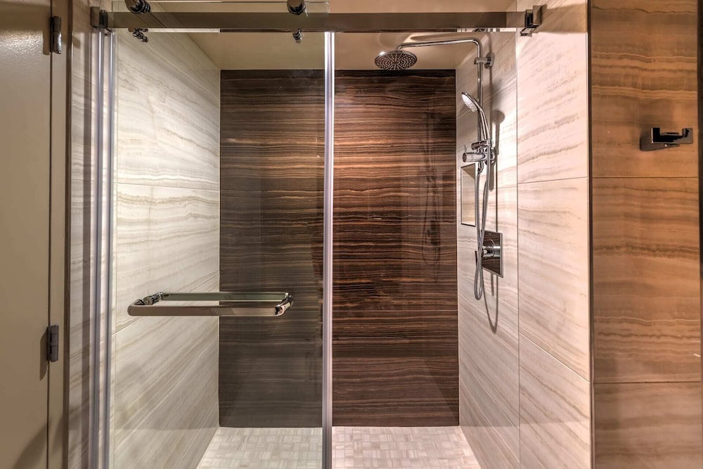 Vista Tower Deluxe King - Photo 4