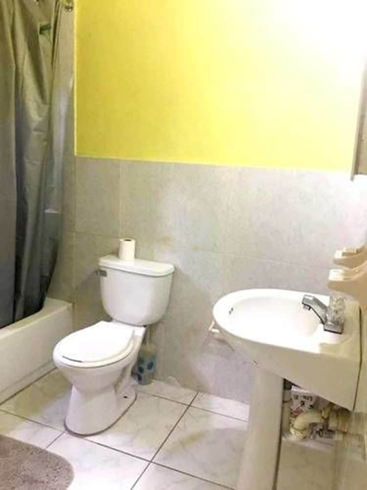 Standard Room, 1 Queen Bed, Non Smoking, Garden View photo 3