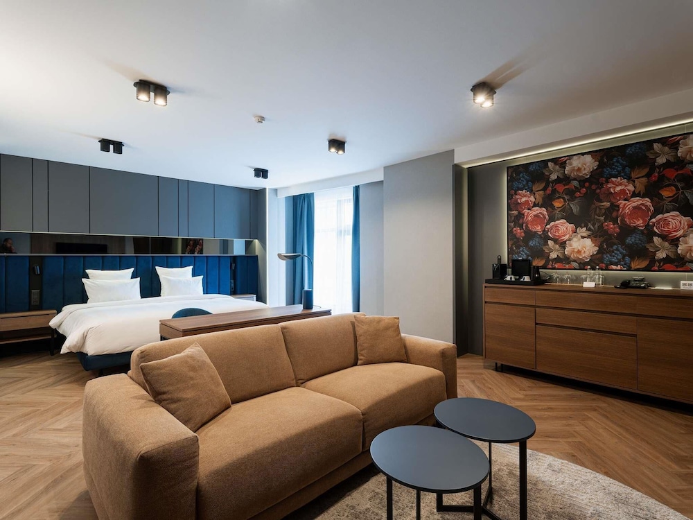 Executive Suite, 1 King Bed with Sofa bed - Photo 3