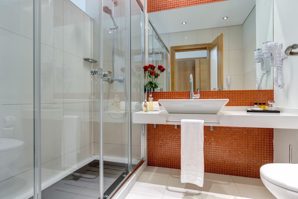 Twin Room, River View (Single Use) - Photo 6