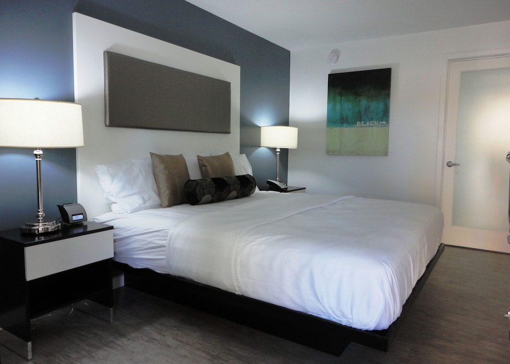 Standard Room, 1 King Bed, Oceanfront photo 3