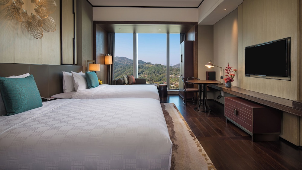 Standard Room, 2 Double Beds, Club Lounge Access, Mountain View photo 3