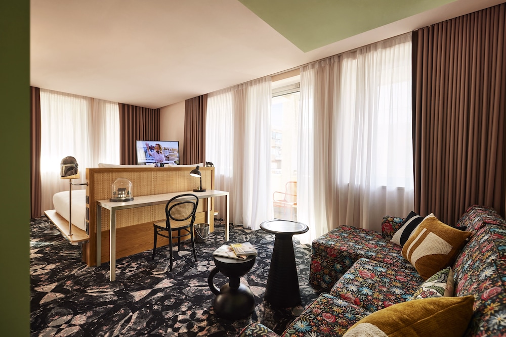 Room, 1 Queen Bed, Balcony (Large Mama)