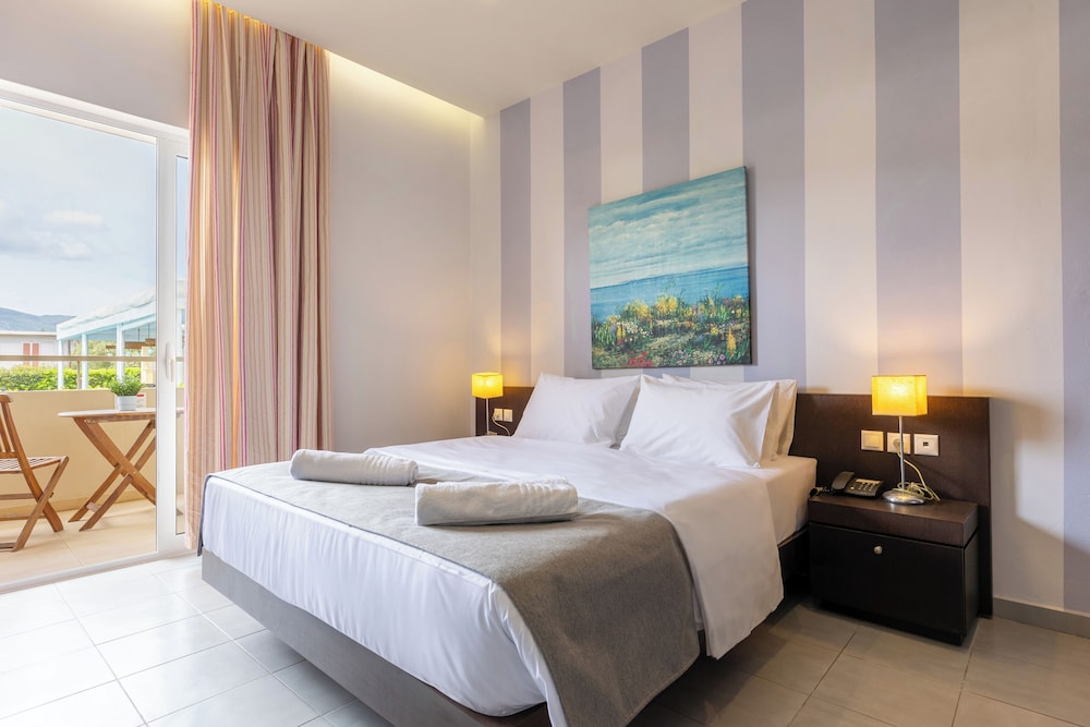 Standard Room with Pool View - Photo 10