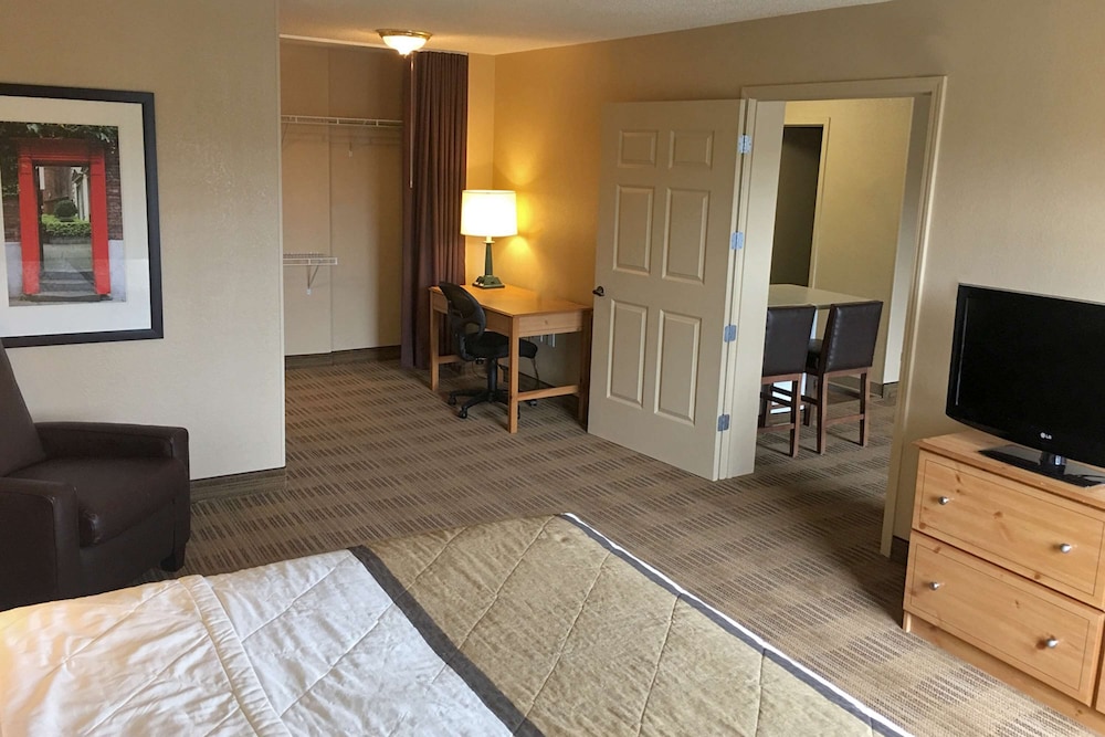 Suite, 1 King Bed with Sofa bed, Non Smoking - Photo 3