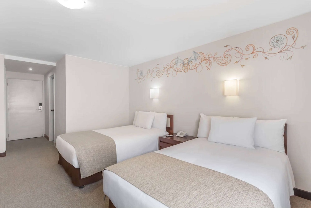 Twin Room, 2 Double Beds, Non Smoking (Colonial) photo 3