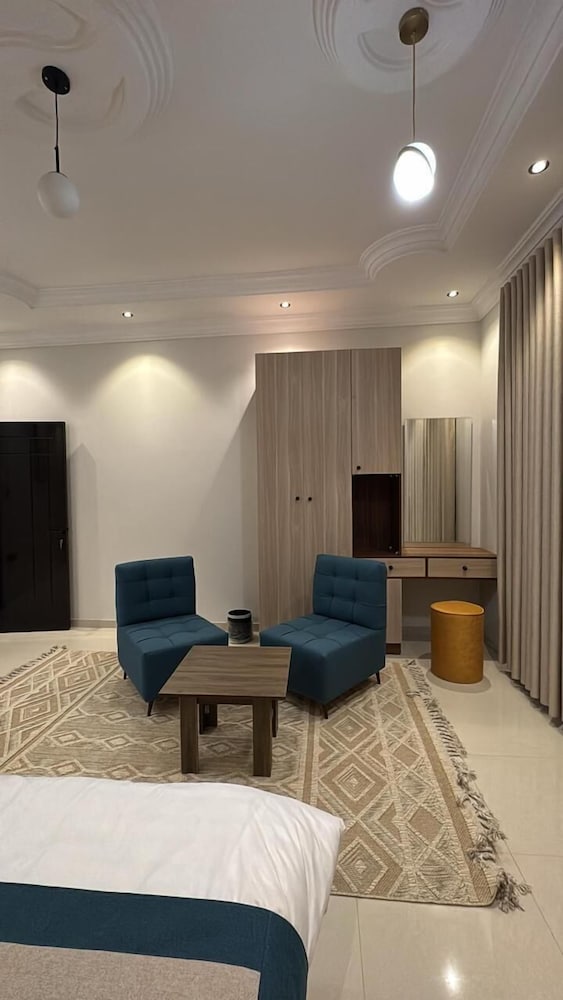 2BR apt with lounge & kitchen photo 2