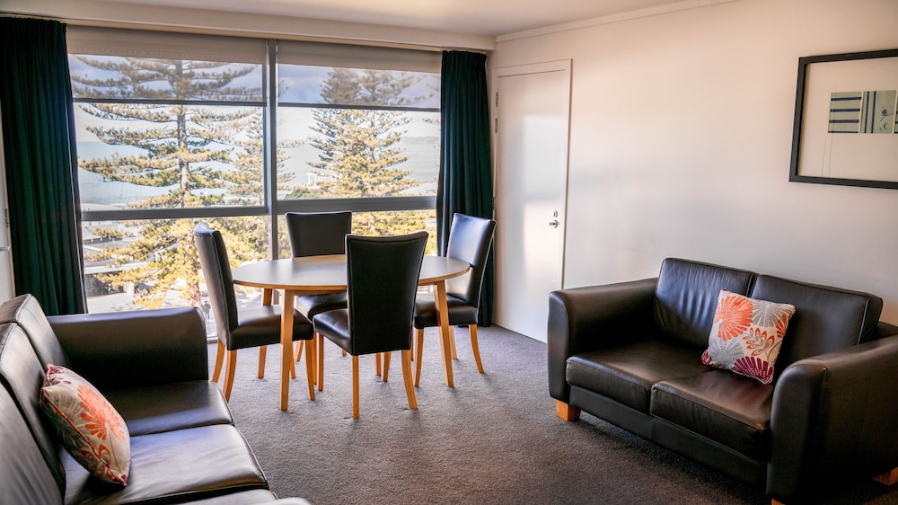 Premier Suite, 1 King Bed, Sea View photo 3