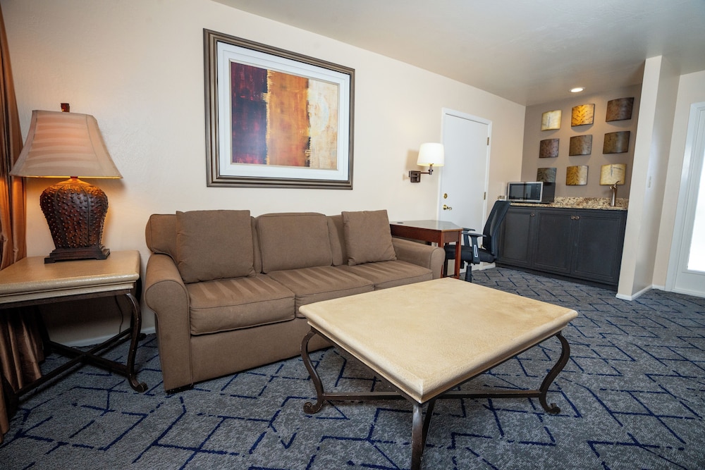 Suite, 2 Queen Beds, Accessible (Roll-In Shower)