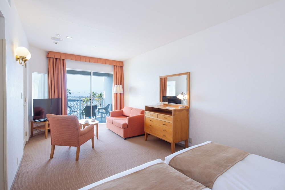 Balcony Quadruple Room (2 single + 2 extra beds), Non Smoking photo 3