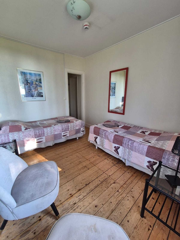 Two bedrooms, 2 single beds, Shared bathroom photo 2