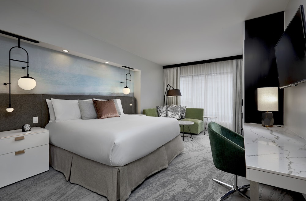Deluxe Room, 1 King Bed, Accessible (Roll-In Shower, Mobilty & Hearing)