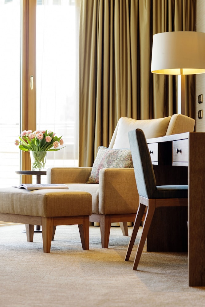 Elegant Nature Room with side lake view photo 3