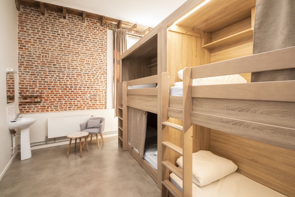 Private dormitory of 8 beds with shared bathroom