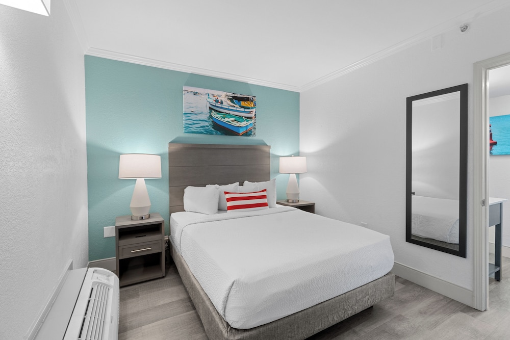 Schooner Oceanfront Deluxe Mini Suite - Photo 1