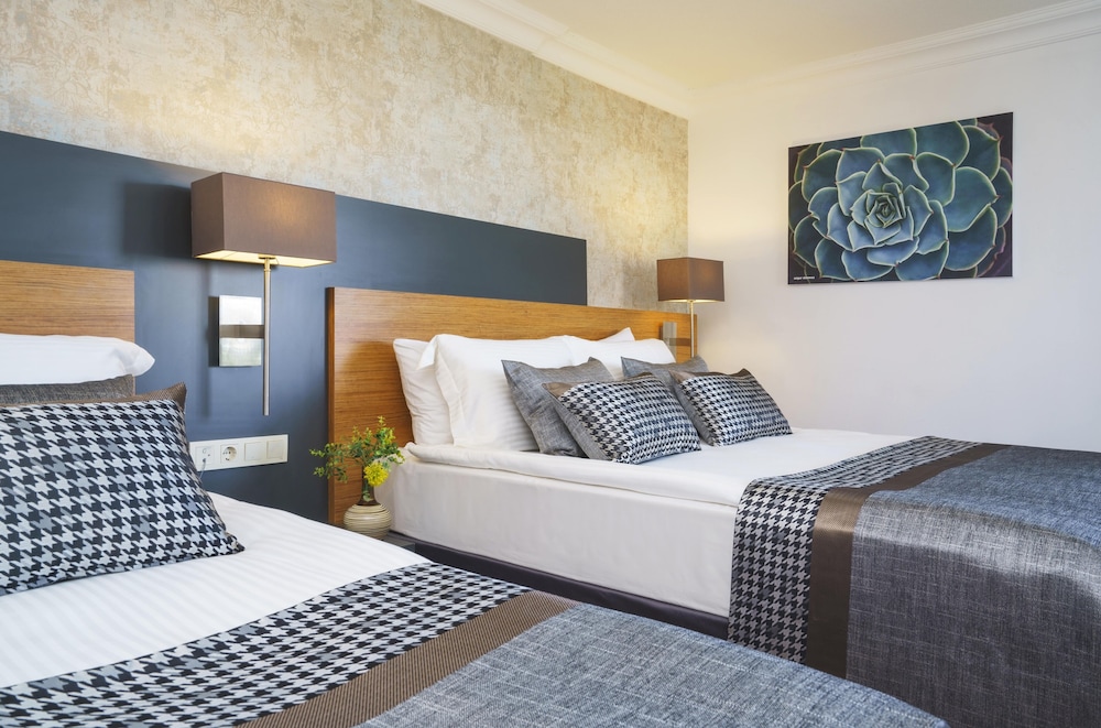 Deluxe Room thumbnail 5