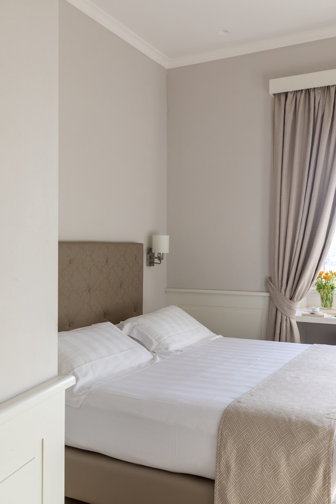 Superior Double Room, City View thumbnail 6