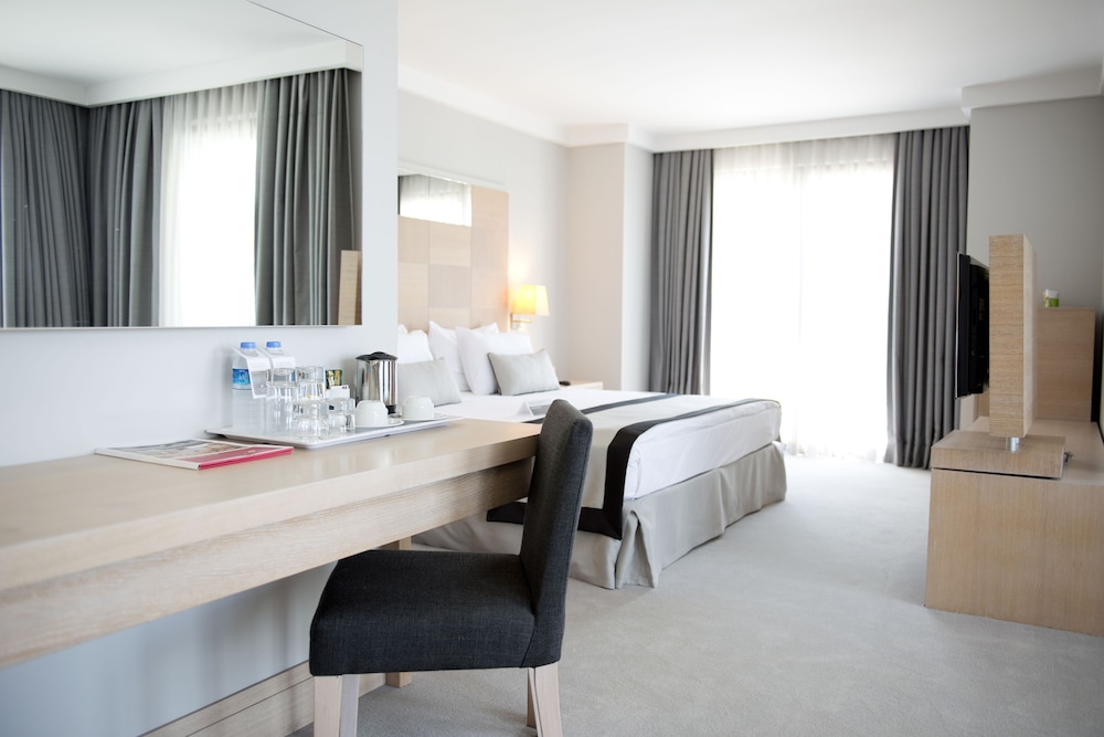 Junior Suite, 1 King Bed, Non Smoking - Photo 3