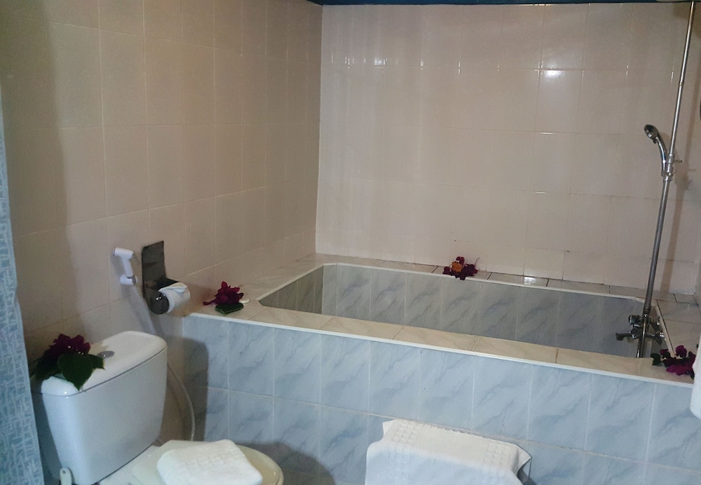 Honeymoon Suite, 1 King Bed, Smoking, Partial Ocean View photo 2