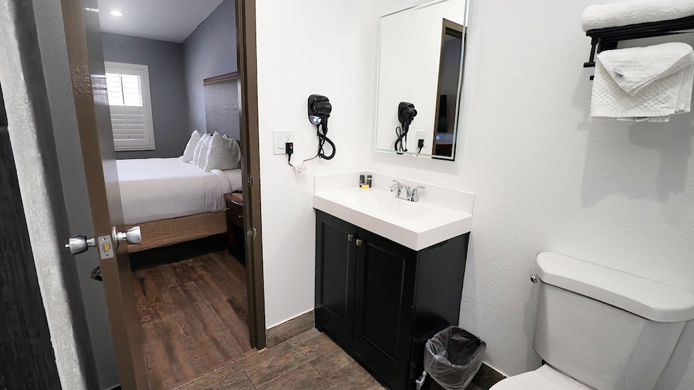 Newly Remodeled Room, King Bed, Balcony, Non-Smoking - Photo 10